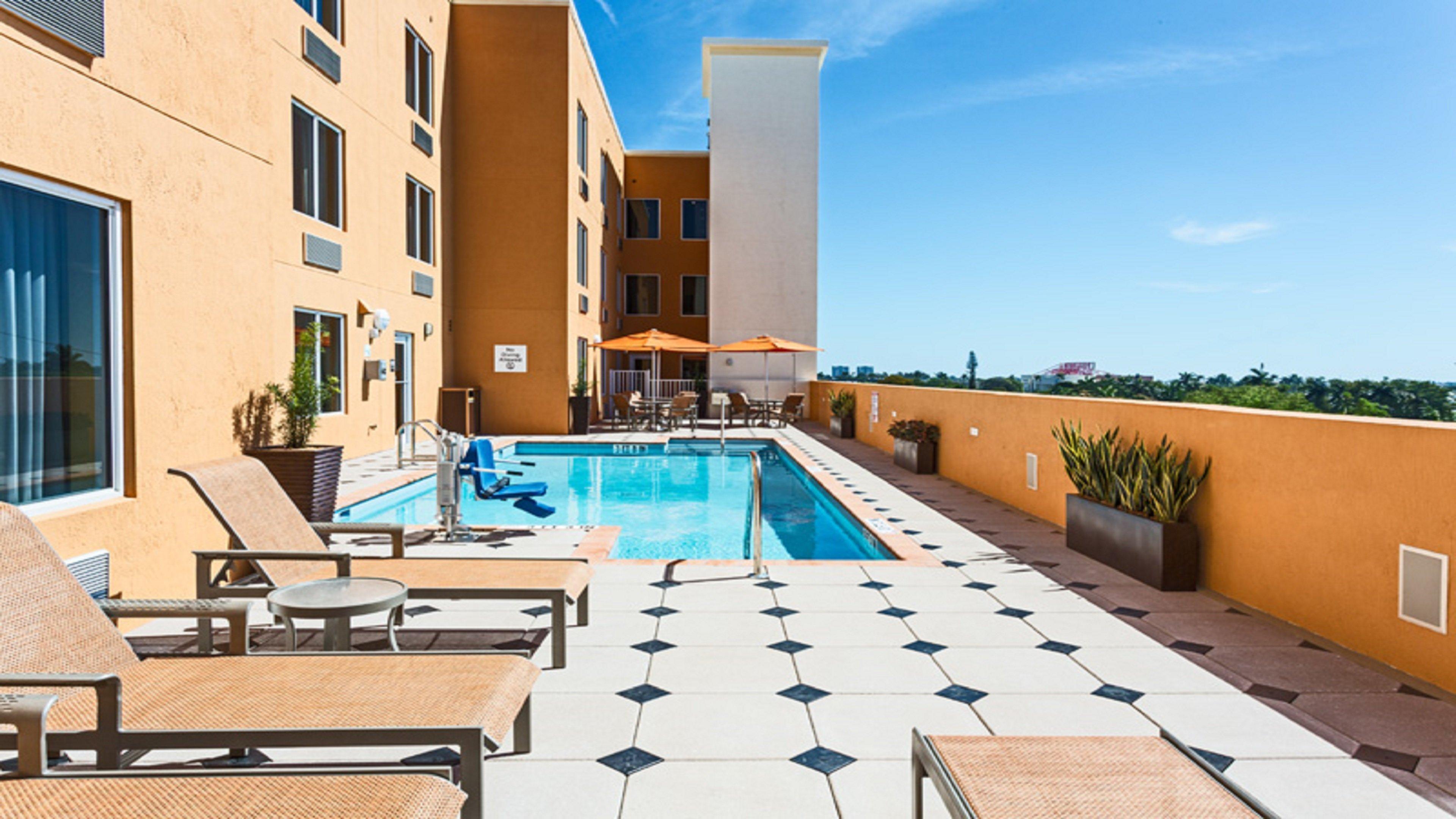 Holiday Inn Express Fort Lauderdale Airport South By Ihg Dania Beach Exterior photo